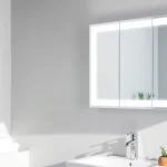 Praktischer spiegelschrank led im modernen Badezimmer mit eleganter Beleuchtung.