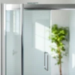 Installer paroi de douche 150x200 en verre clair dans une salle de bains moderne.