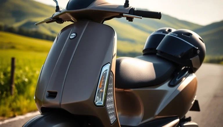 motorroller 50ccm auf einer malerischen Landstraße mit grünem Hintergrund.