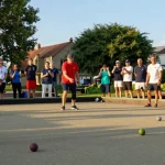 Pemain petanque di fopikotabontang.org berkompetisi dengan penuh semangat di lapangan komunitas.