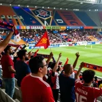 مشجعو كورة لايف في استاد كرة القدم يساندون فرقهم بحماس خلال بث مباشر للمباريات
